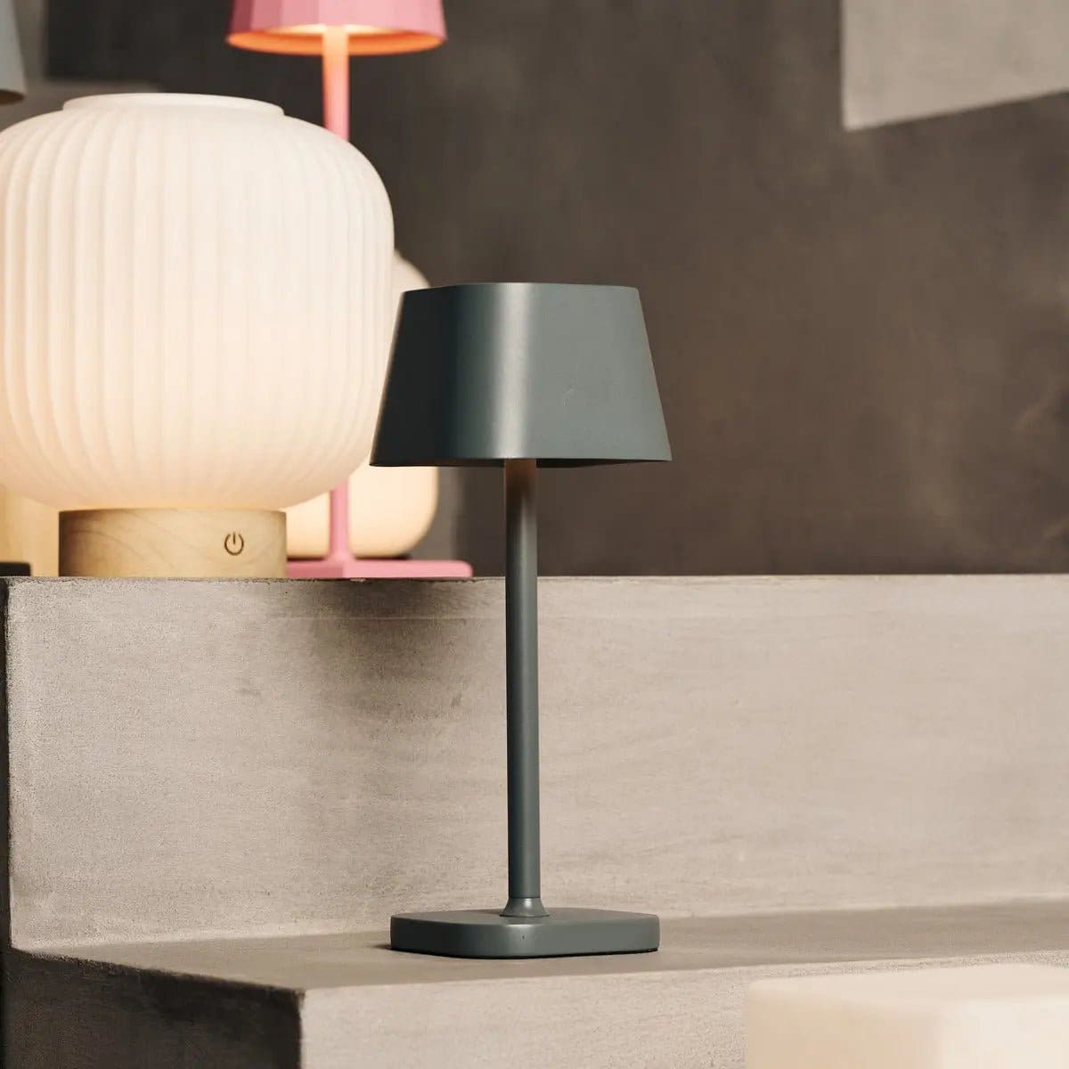 Sobriété et modernité – Lampe rechargeable en métal gris, création neuve Tavellio