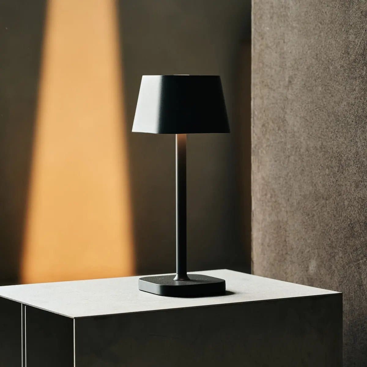 Sobriété et modernité – Lampe rechargeable en métal gris, création neuve Tavellio