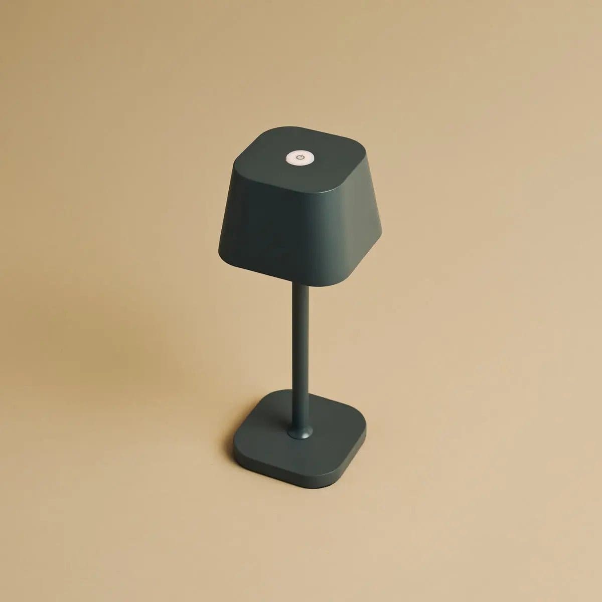 Sobriété et modernité – Lampe rechargeable en métal gris, création neuve Tavellio