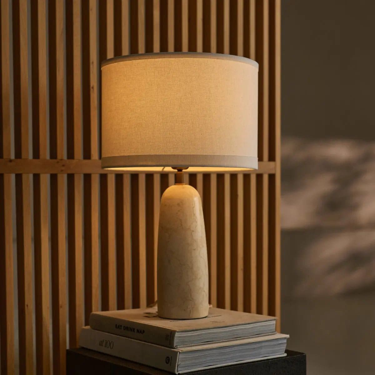 Élégance Minérale – Lampe à poser Charlotte en marbre naturel et coton beige