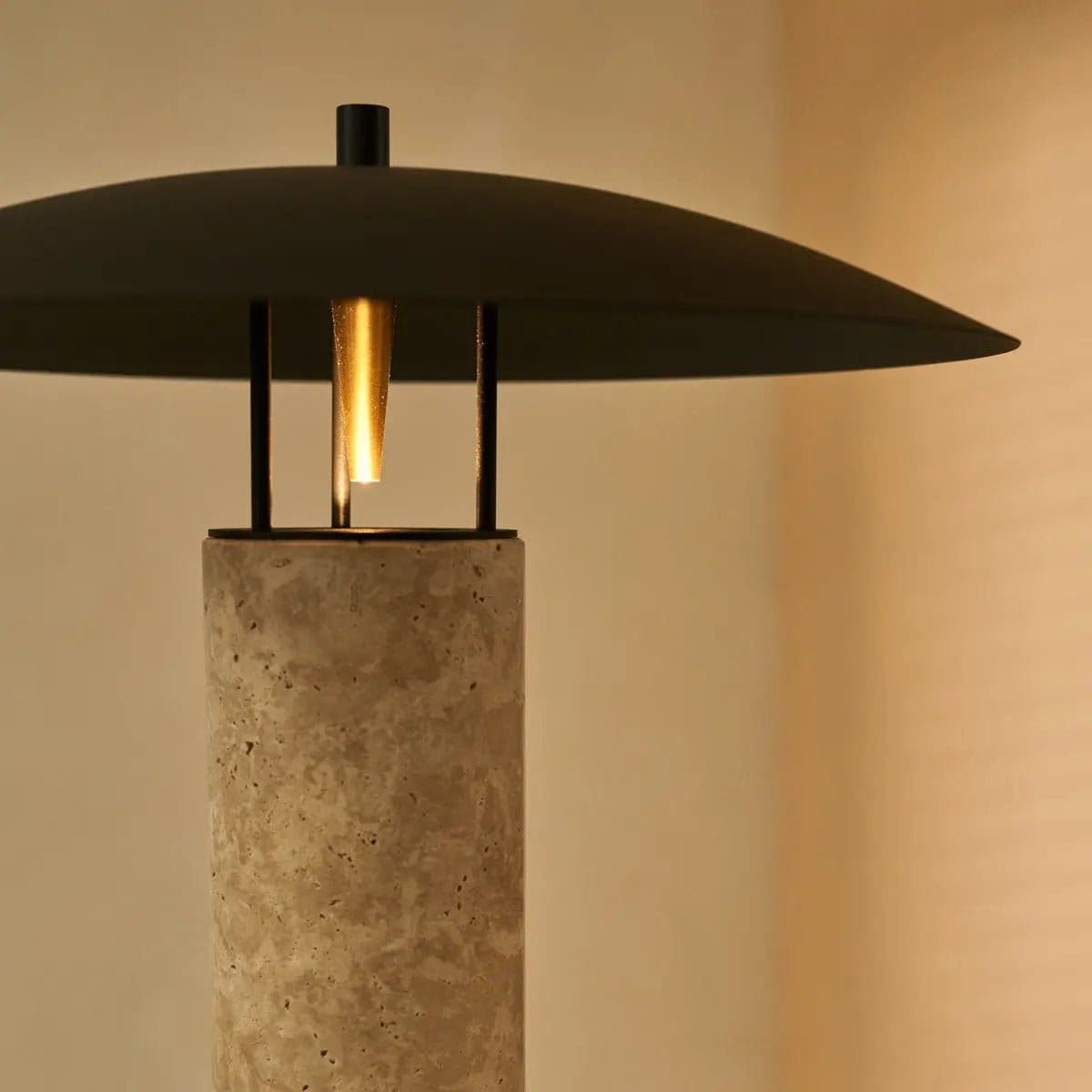 Lampe de table Nicolaas en travertin et métal – Création italienne neuve et raffinée