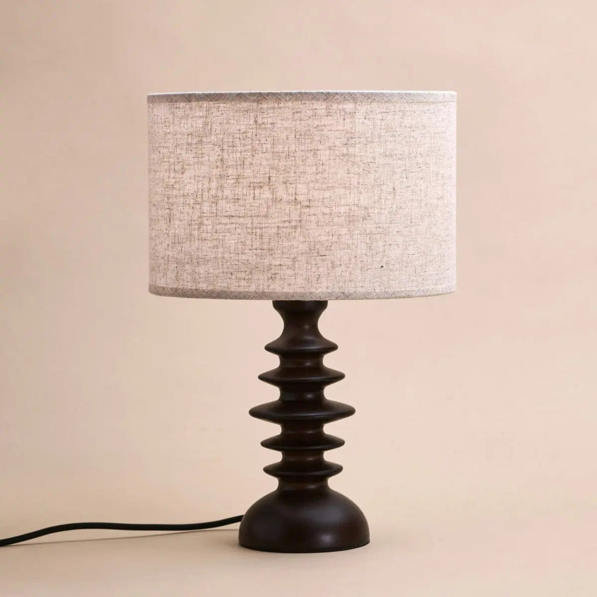 Ambiance bohème chic – Lampe artisanale Bodhi en bois marron et abat-jour lin (édition neuve)