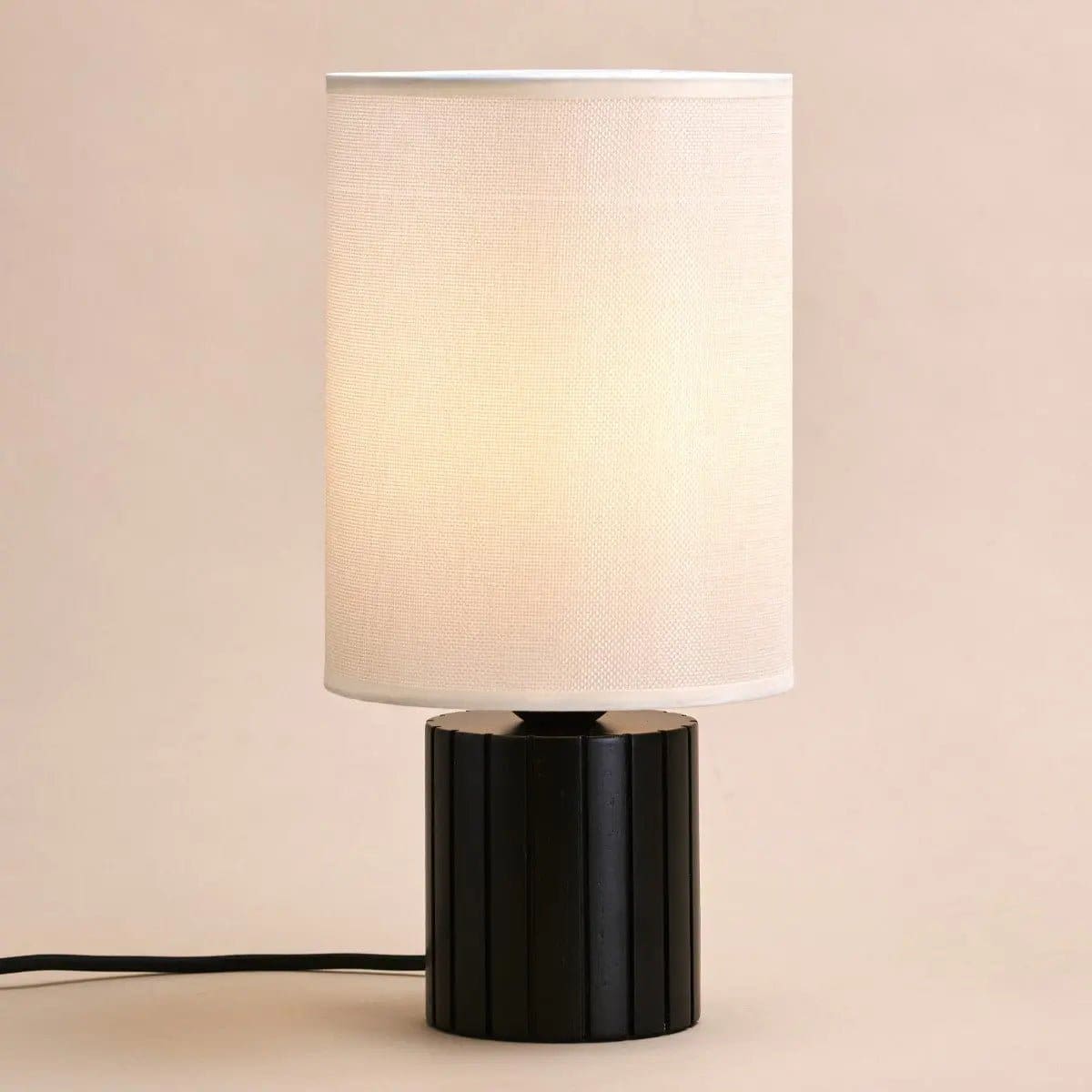 Kiko, création contemporaine – Lampe de table bois noir et lin beige neuve