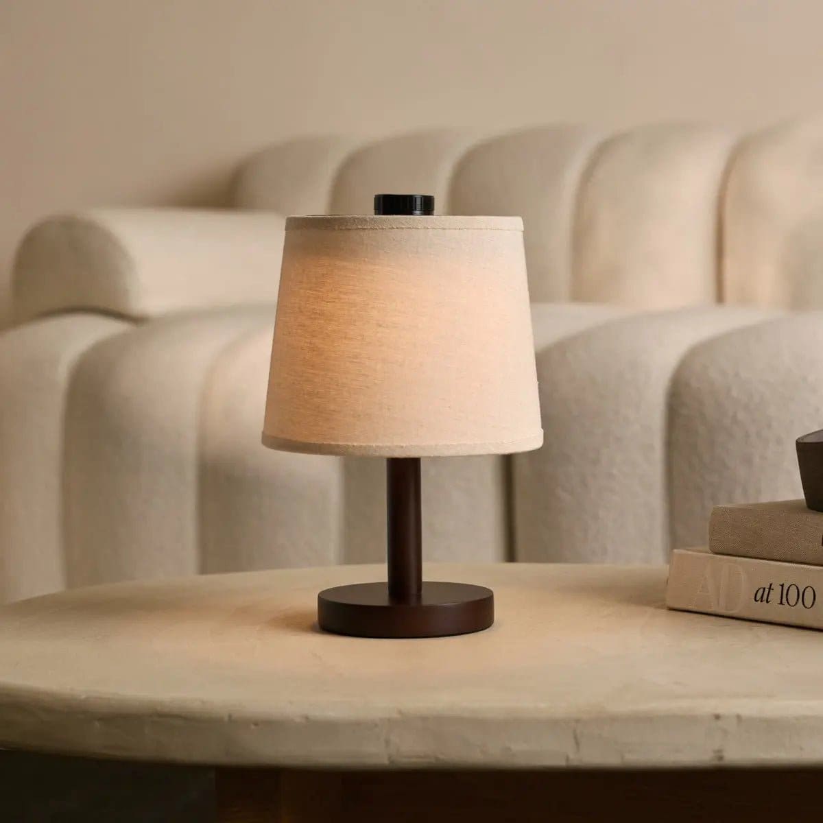 Lampe rechargeable Rover en bois d’hévéa marron foncé – Abat-jour en lin, sans fil et à intensité variable (pièce neuve)