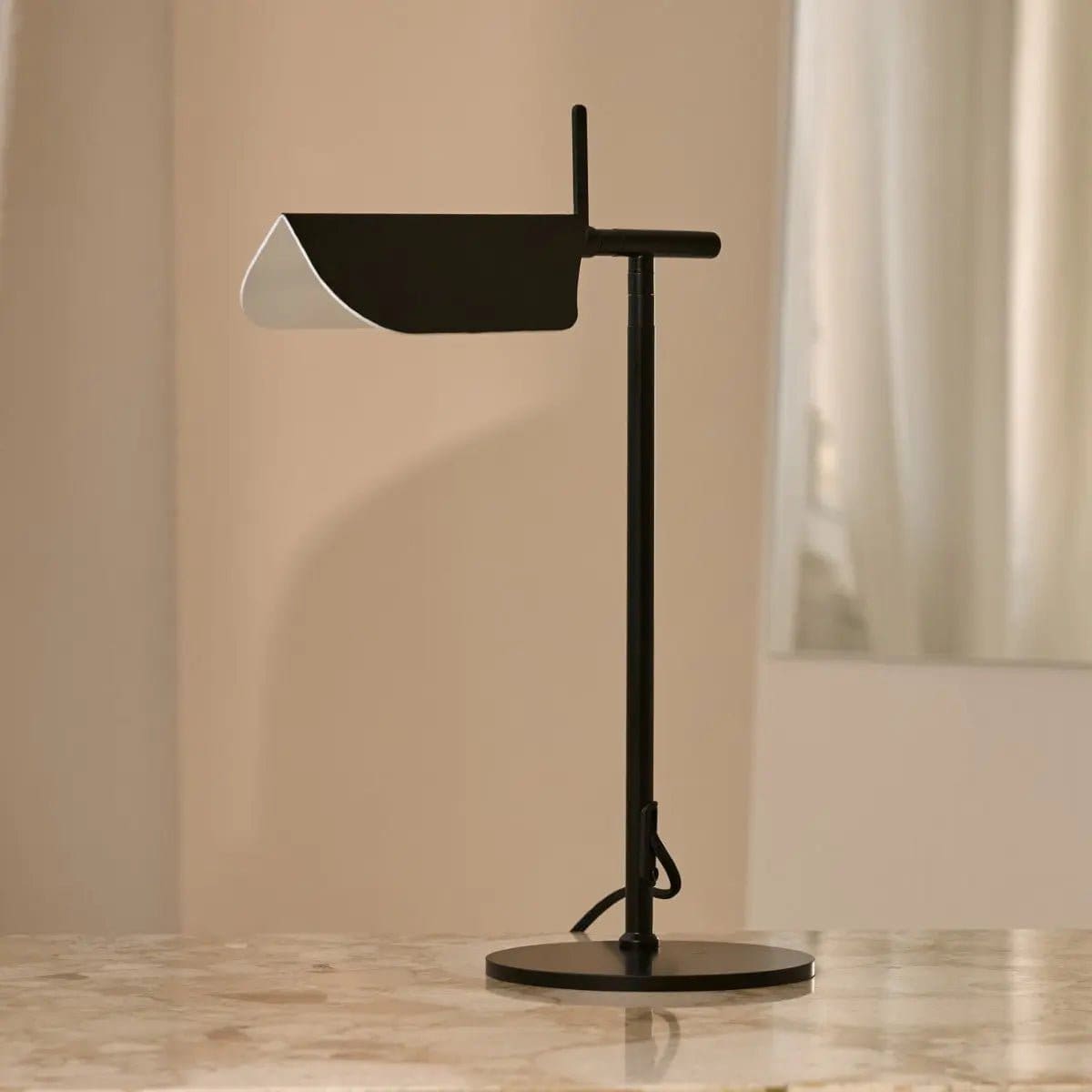 Élégance Nocturne – Lampe de commode Marcello en métal noir, ligne épurée