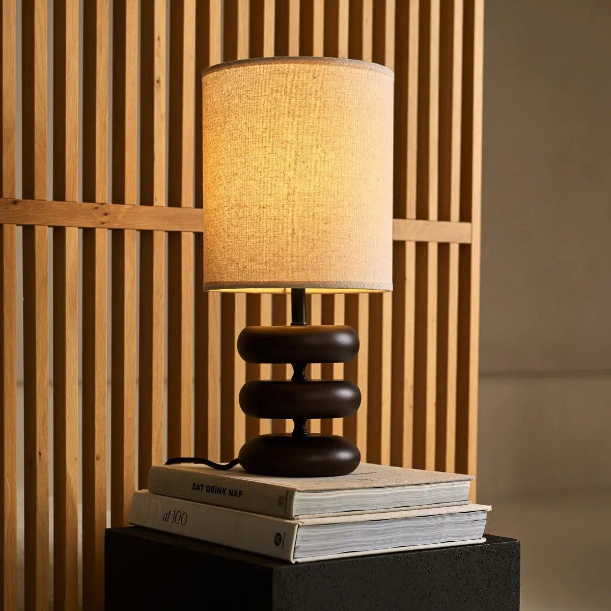 Lampe à table en bois brun foncé Lara avec nuance de lin à crème – Éclairage de la maison rustique
