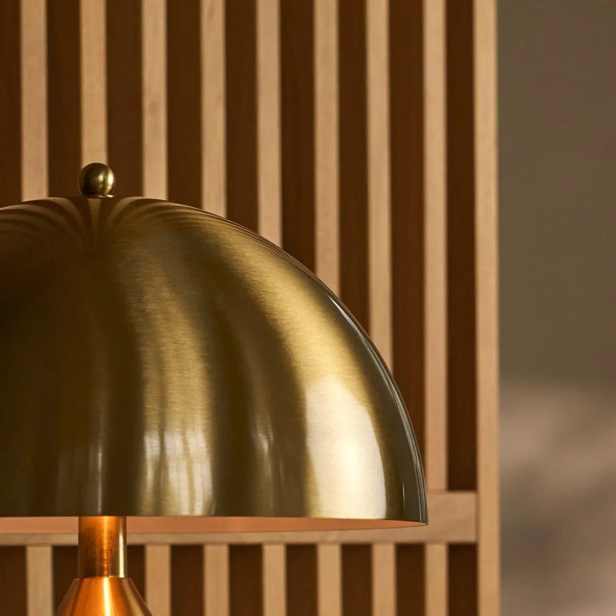 Lueur d’or – Lampe de dressoir en métal artisanale Otto Gold