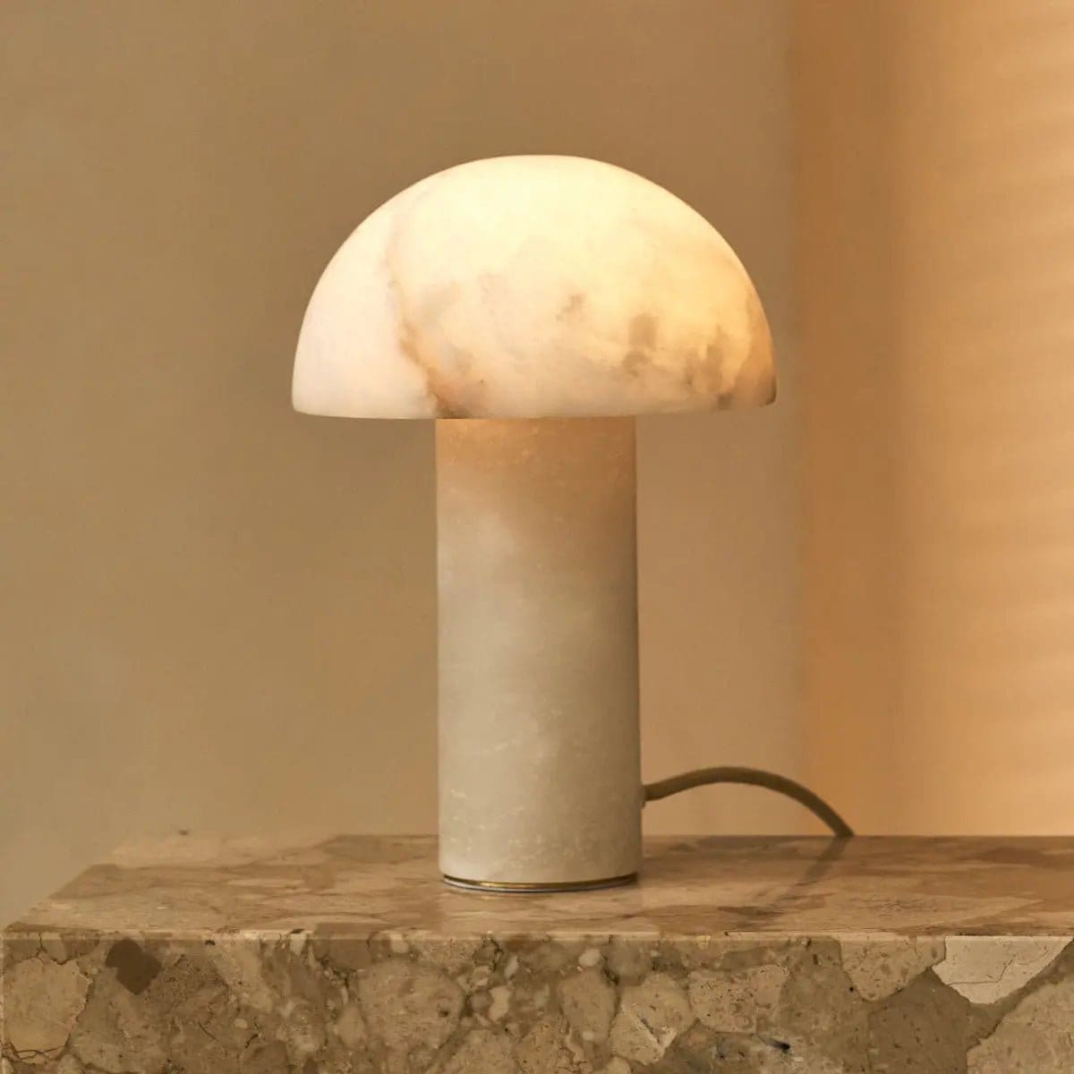 Francesco – Lampe en albâtre sculpté, diffusion douce et élégante (pièce unique neuve)