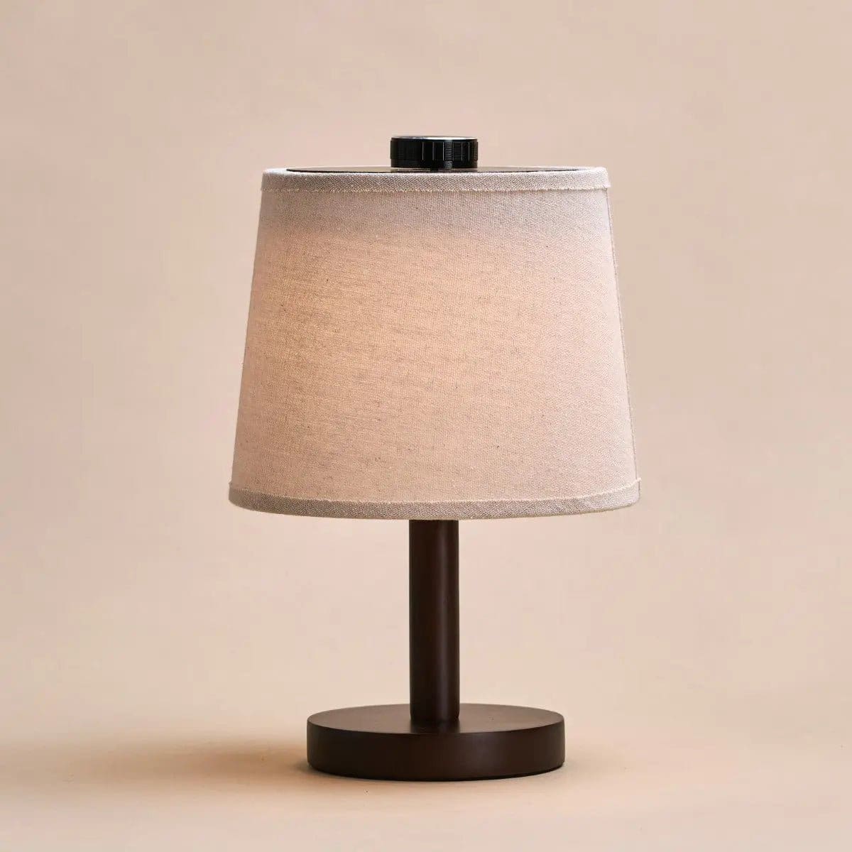 Lampe rechargeable Rover en bois d’hévéa marron foncé – Abat-jour en lin, sans fil et à intensité variable (pièce neuve)