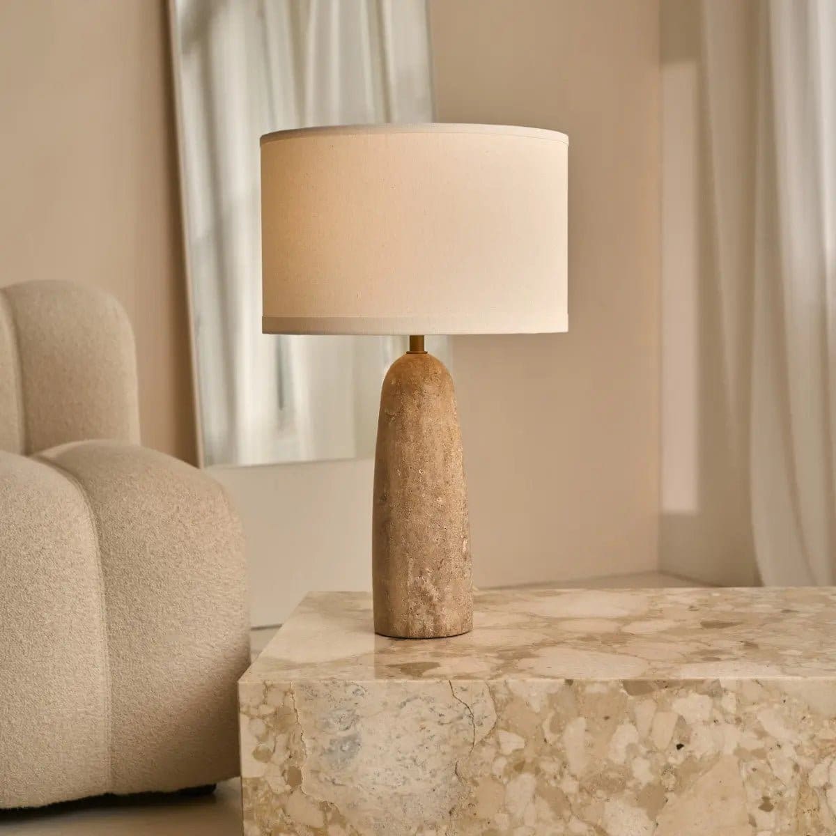 Isla – Lampe en travertin massif avec abat-jour en coton, élégance intemporelle (pièce neuve)