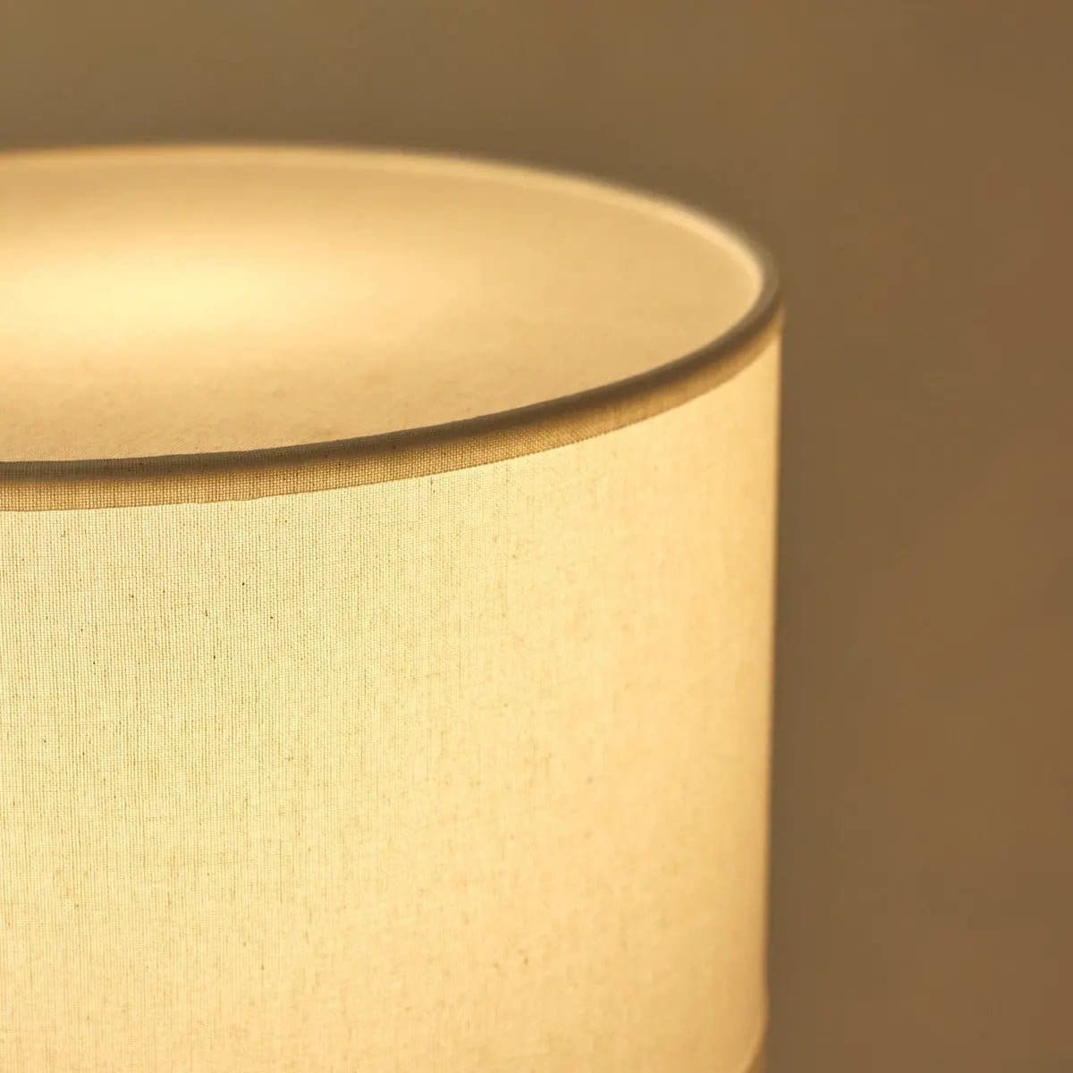 Isla – Lampe en travertin massif avec abat-jour en coton, élégance intemporelle (pièce neuve)