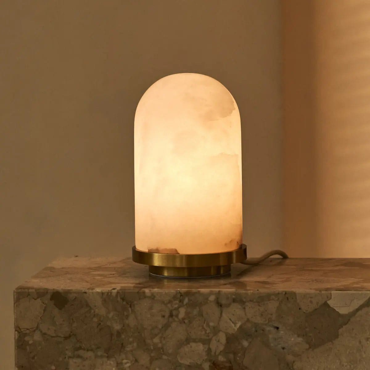 Mateo – Lampe en albâtre élégante avec base dorée (pièce neuve)