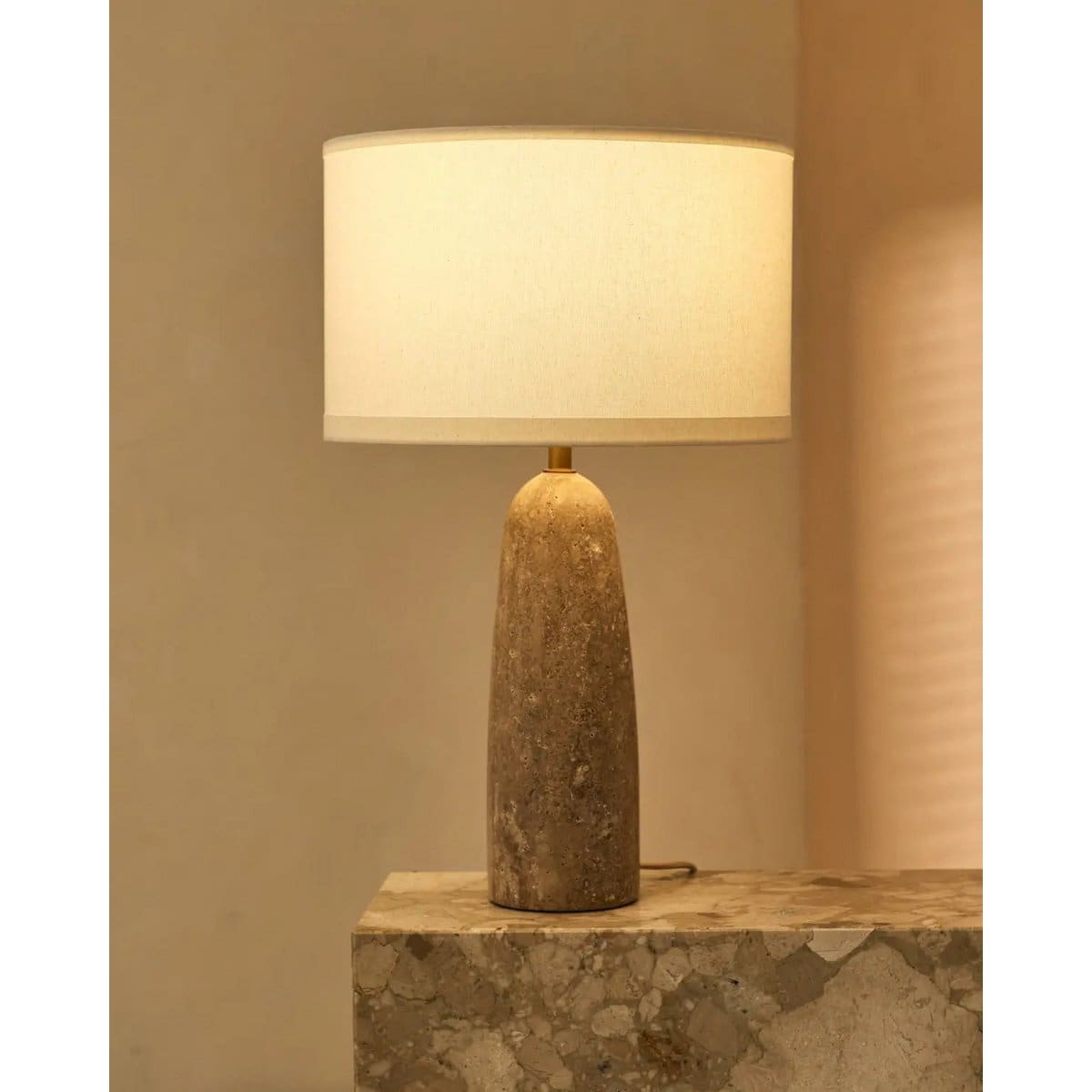 Isla – Lampe en travertin massif avec abat-jour en coton, élégance intemporelle (pièce neuve)