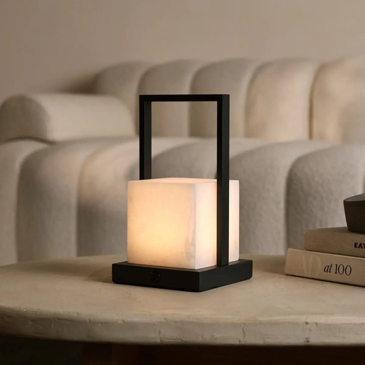 Nola Élégante – Lampe rechargeable en albâtre massif et métal noir (pièce neuve)