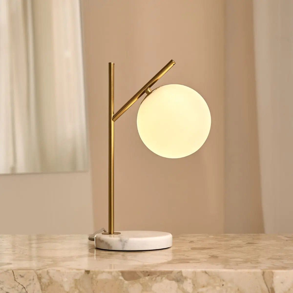 Pureté minérale – Lampe neuve Madison en marbre et métal avec globe en verre dépoli