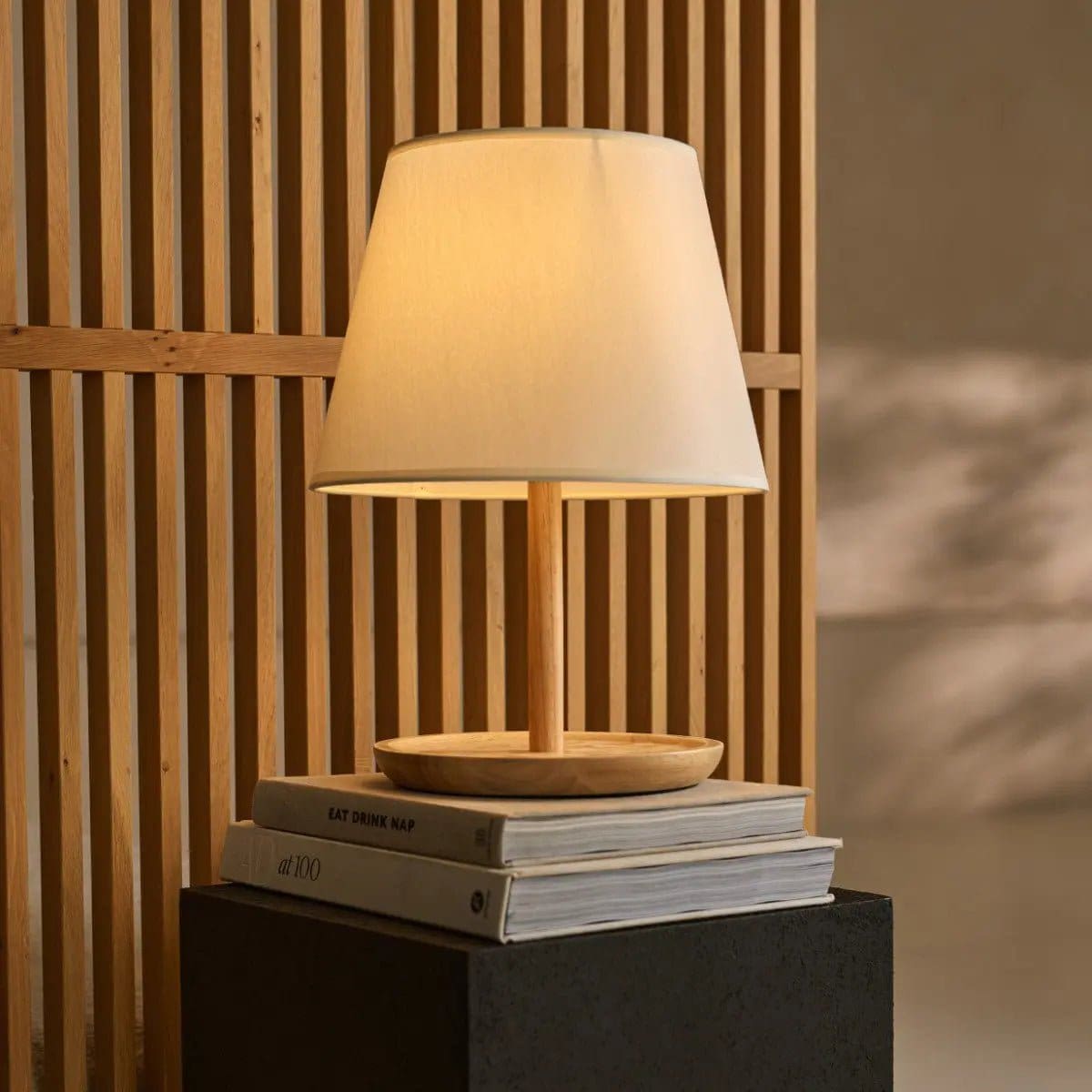 Lumière authentique – Lampe Emily avec base boisée et abat-jour crème (édition neuve)