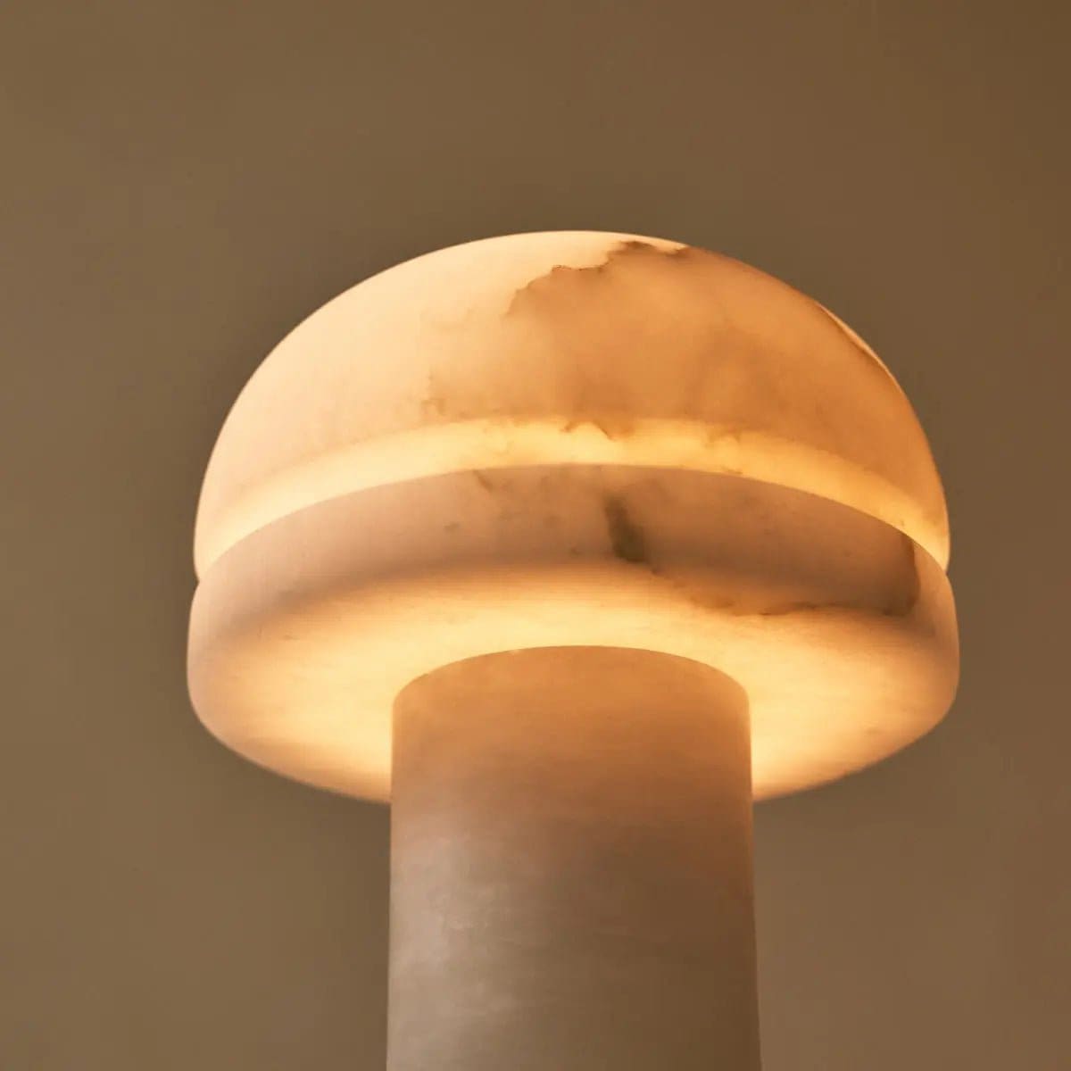 Leonardo – Lampe en albâtre sculpté à la main, élégance italienne (pièce unique neuve)