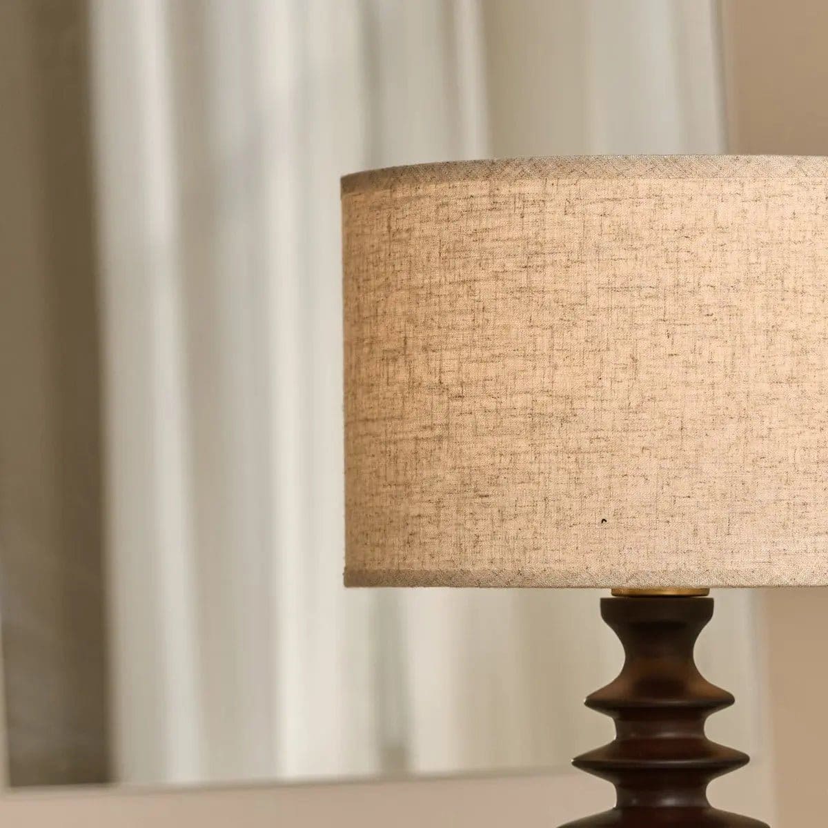 Ambiance bohème chic – Lampe artisanale Bodhi en bois marron et abat-jour lin (édition neuve)