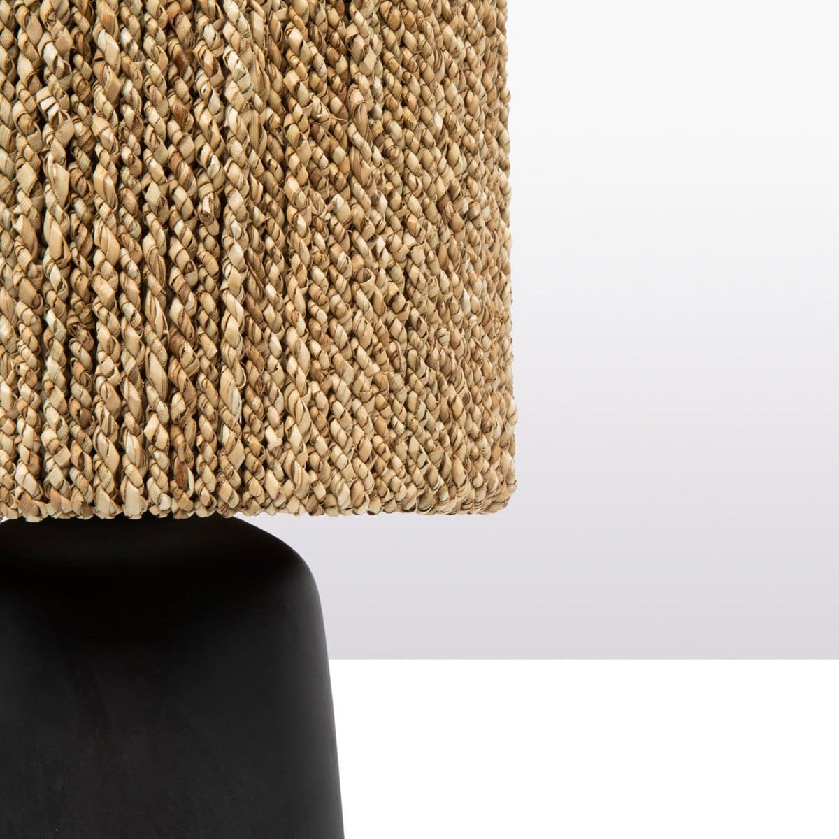 Lampe artisanale Chalki – Design contemporain en fibres végétales et céramique brute