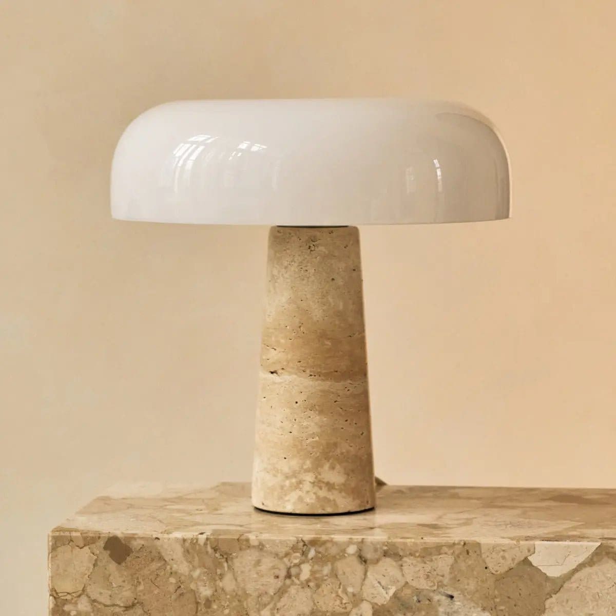 Lampe en travertin Emily – Design élégant fait à la main avec abat-jour en verre (pièce neuve)