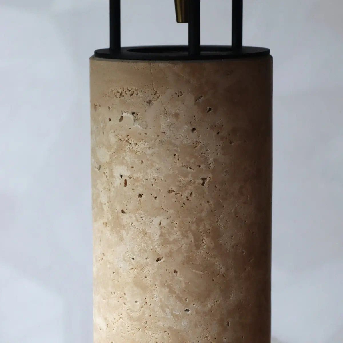 Lampe de table Nicolaas en travertin et métal – Création italienne neuve et raffinée