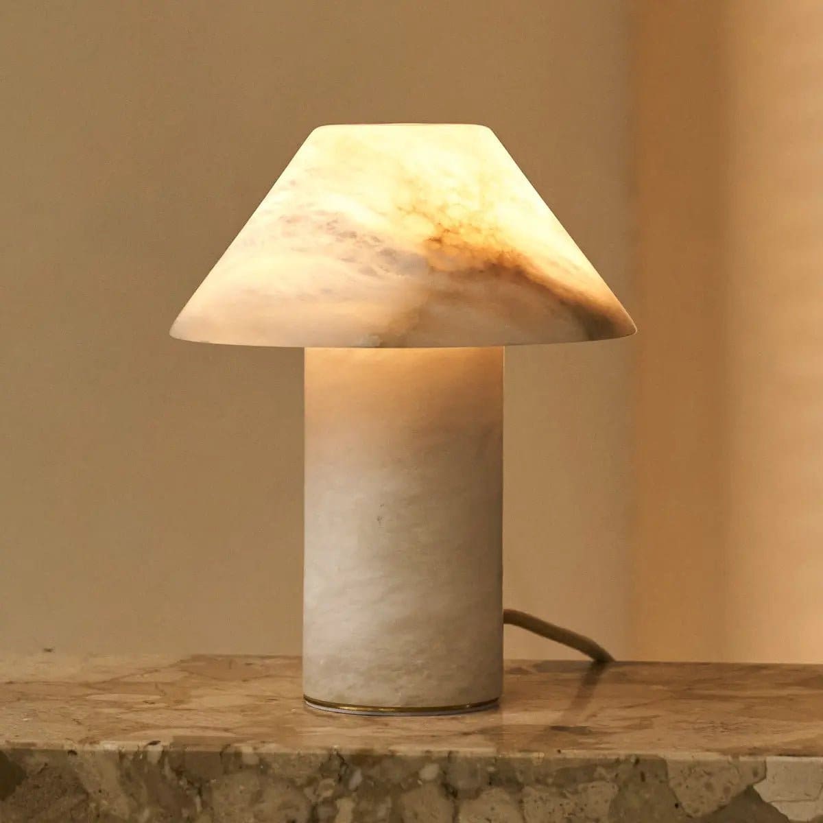 Élégance Translucide – Lampe de table Eleonora en albâtre, éclat raffiné et fabrication artisanale