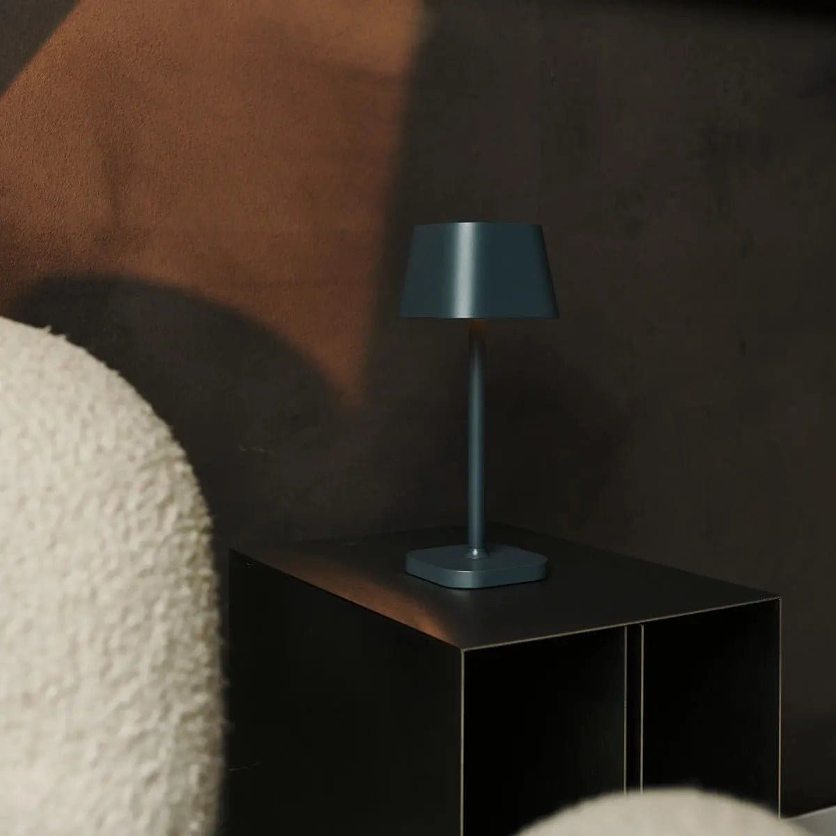 Sobriété et modernité – Lampe rechargeable en métal gris, création neuve Tavellio