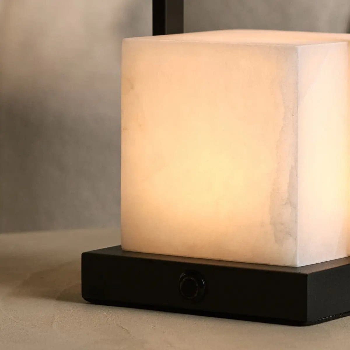 Nola Élégante – Lampe rechargeable en albâtre massif et métal noir (pièce neuve)