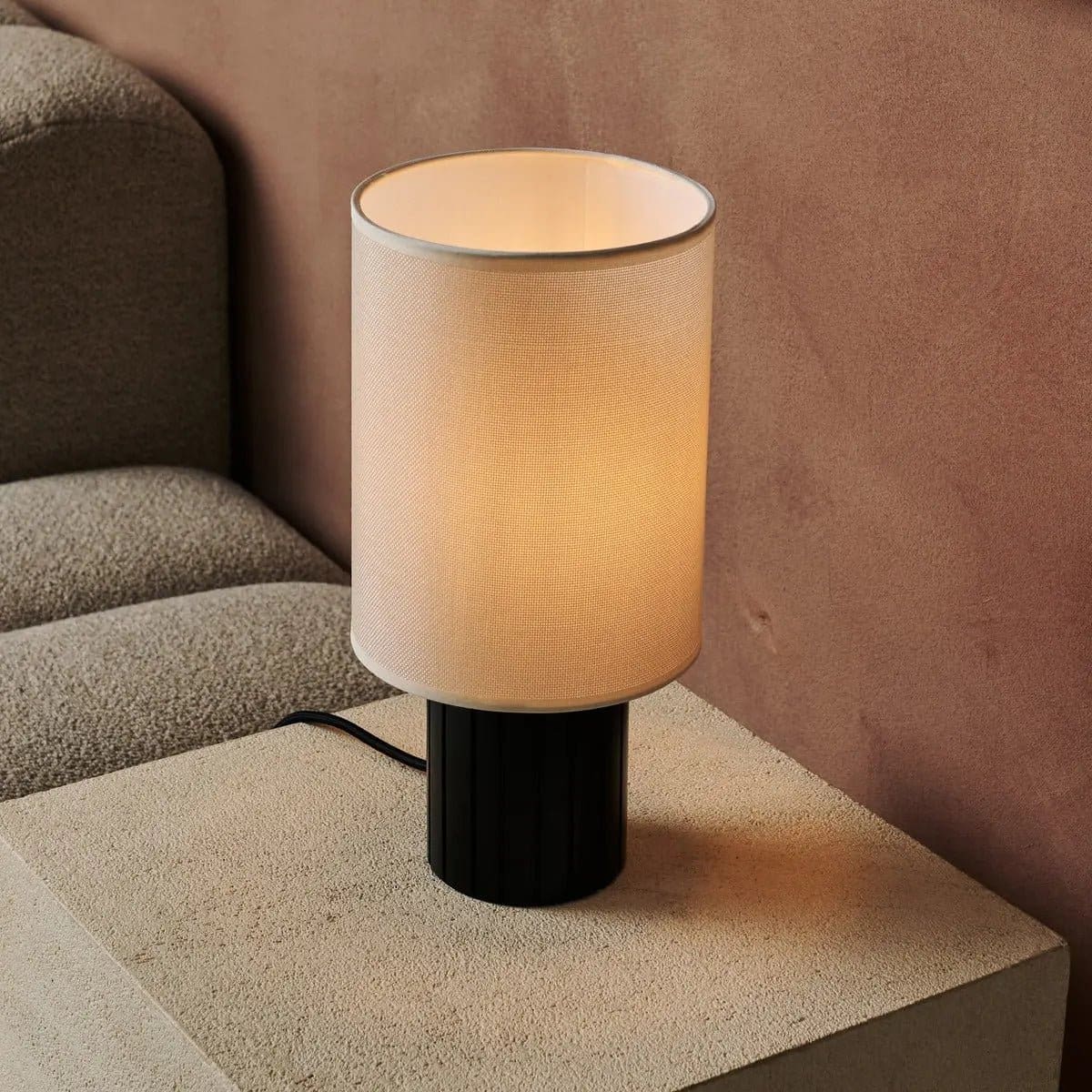 Kiko, création contemporaine – Lampe de table bois noir et lin beige neuve