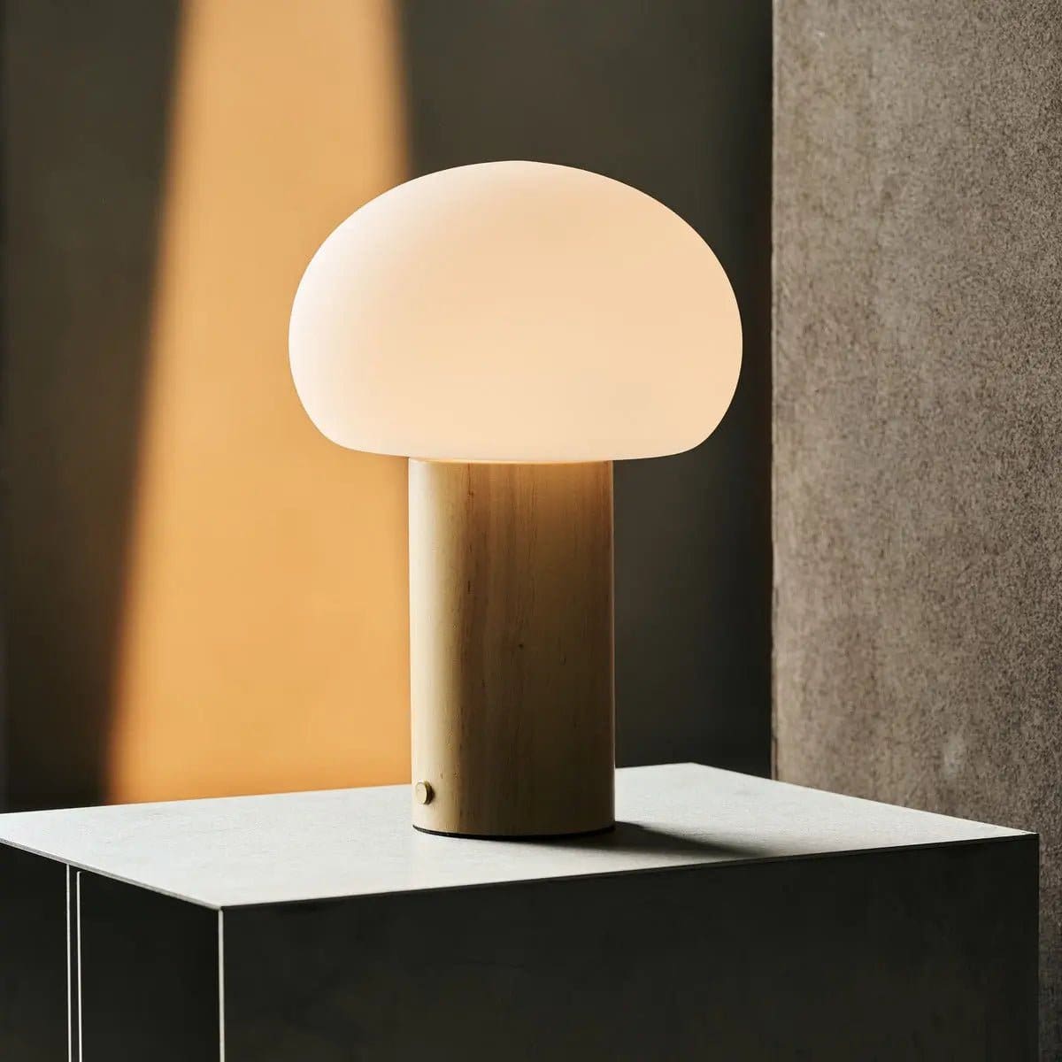 Élégance Nomade – Lampe Sam en bois naturel et verre, éclairage dimmable sans fil