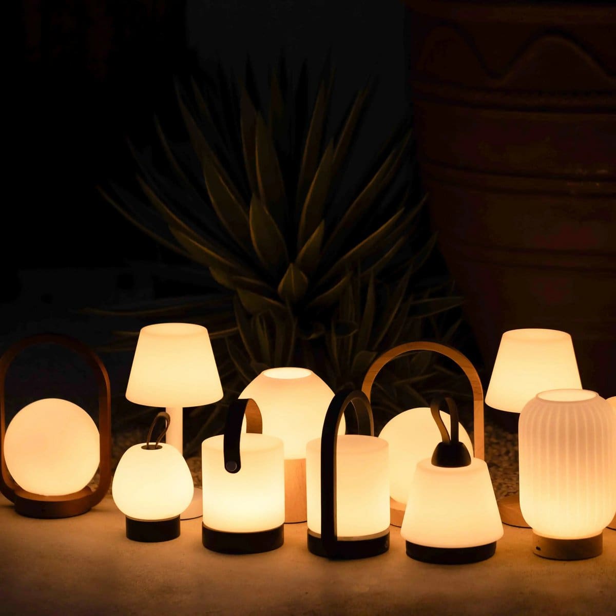 Lampe rechargeable Rover en bois d’hévéa marron foncé – Abat-jour en lin, sans fil et à intensité variable (pièce neuve)