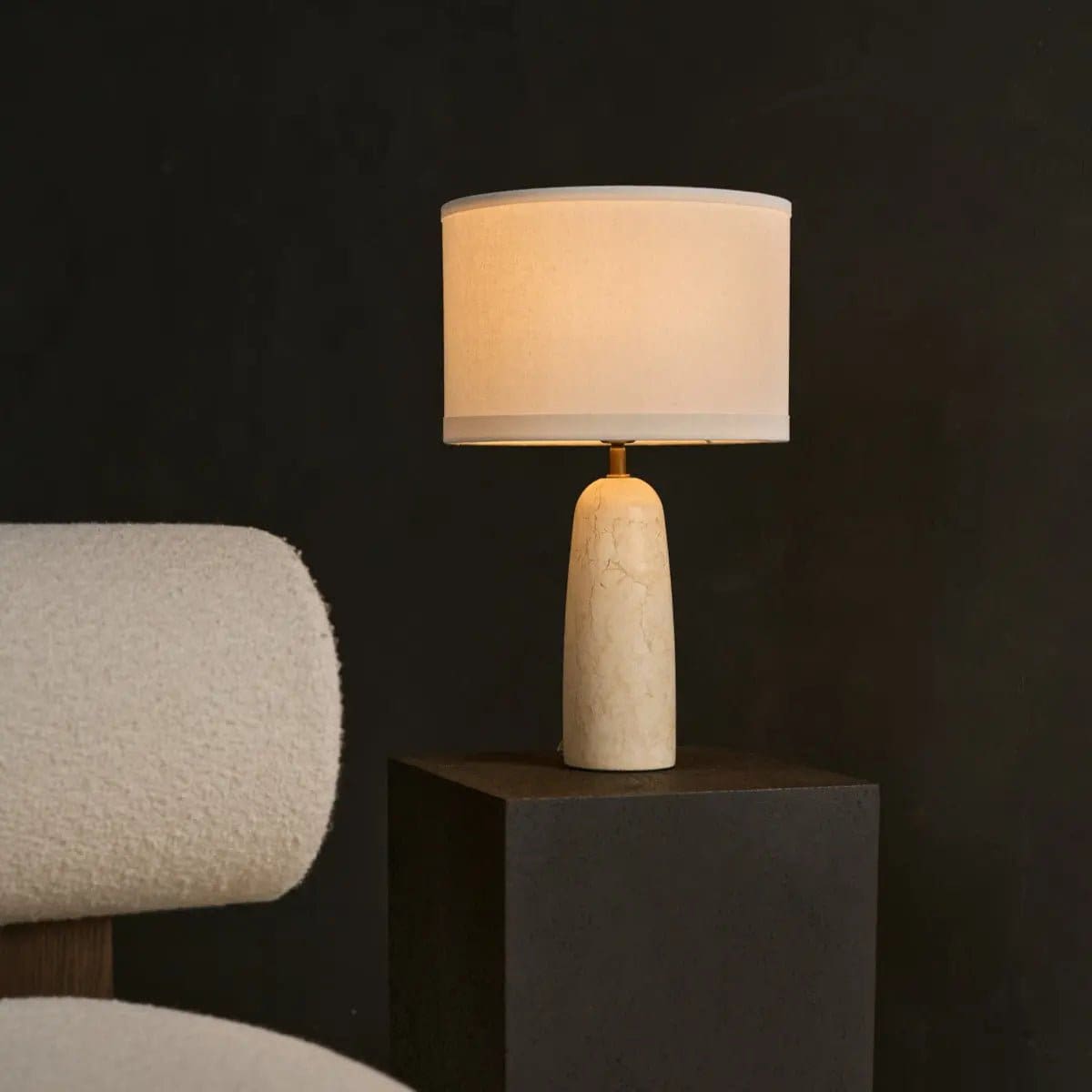 Élégance Minérale – Lampe à poser Charlotte en marbre naturel et coton beige