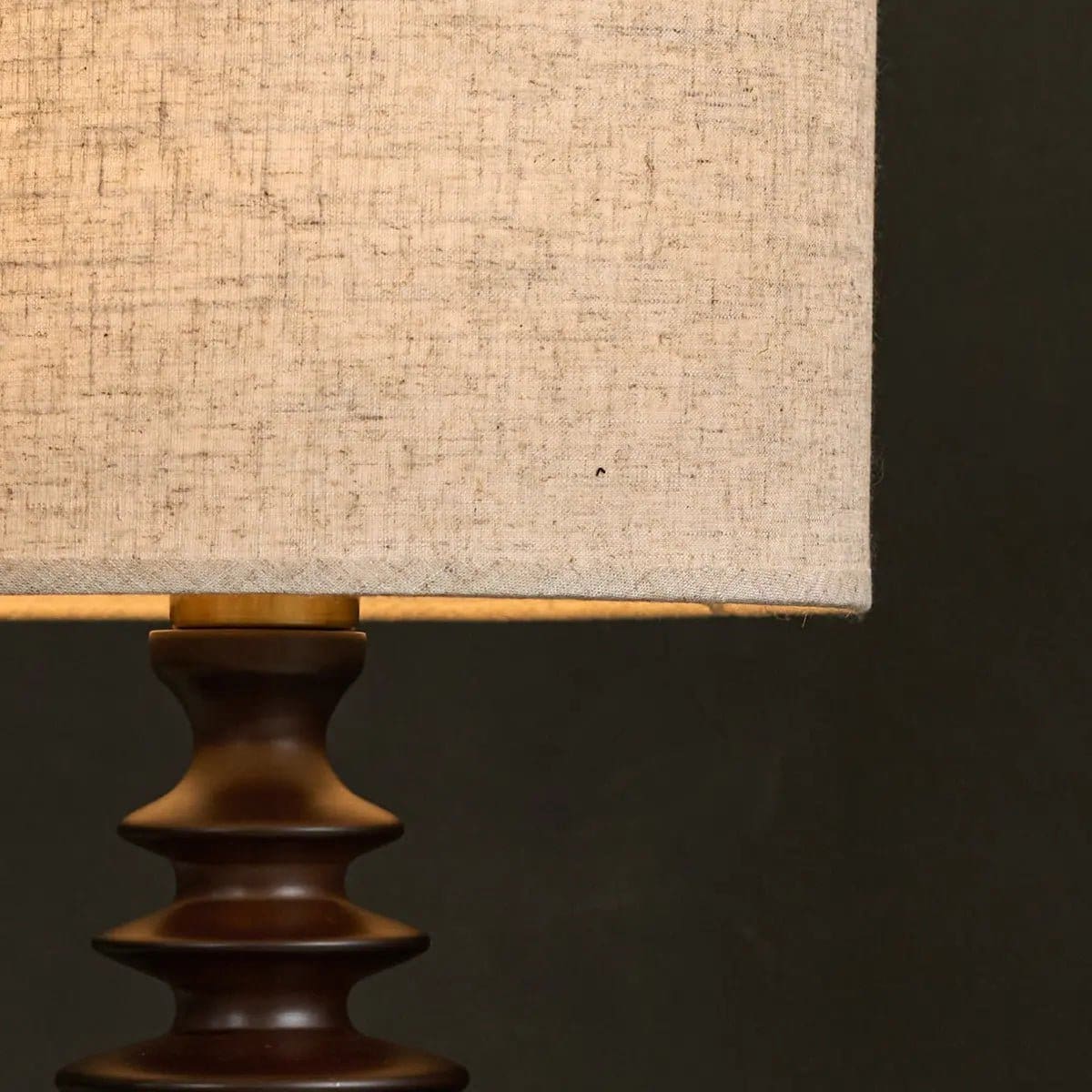Ambiance bohème chic – Lampe artisanale Bodhi en bois marron et abat-jour lin (édition neuve)