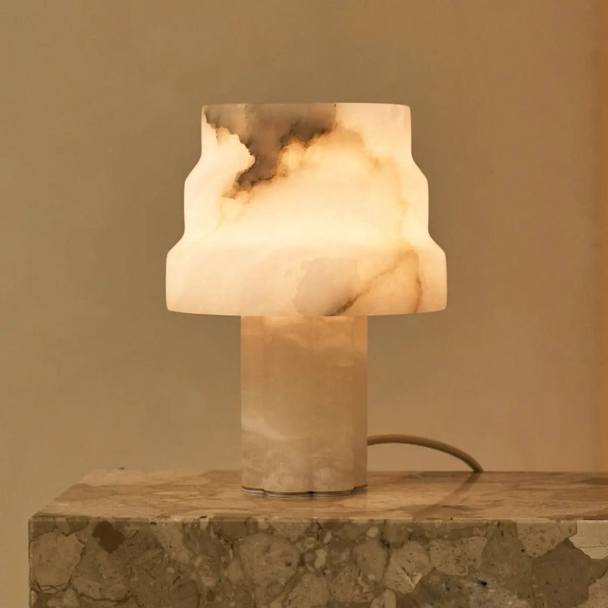 Lumière et Matière – Lampe Alessandra en albâtre naturel, design moderne et unique