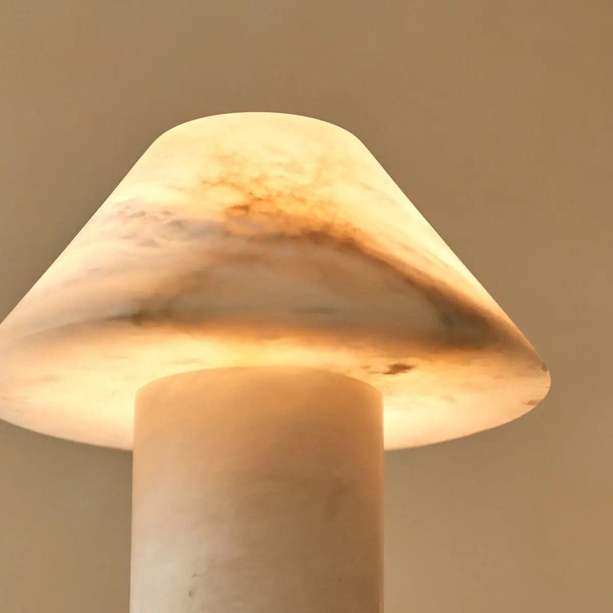 Élégance Translucide – Lampe de table Eleonora en albâtre, éclat raffiné et fabrication artisanale