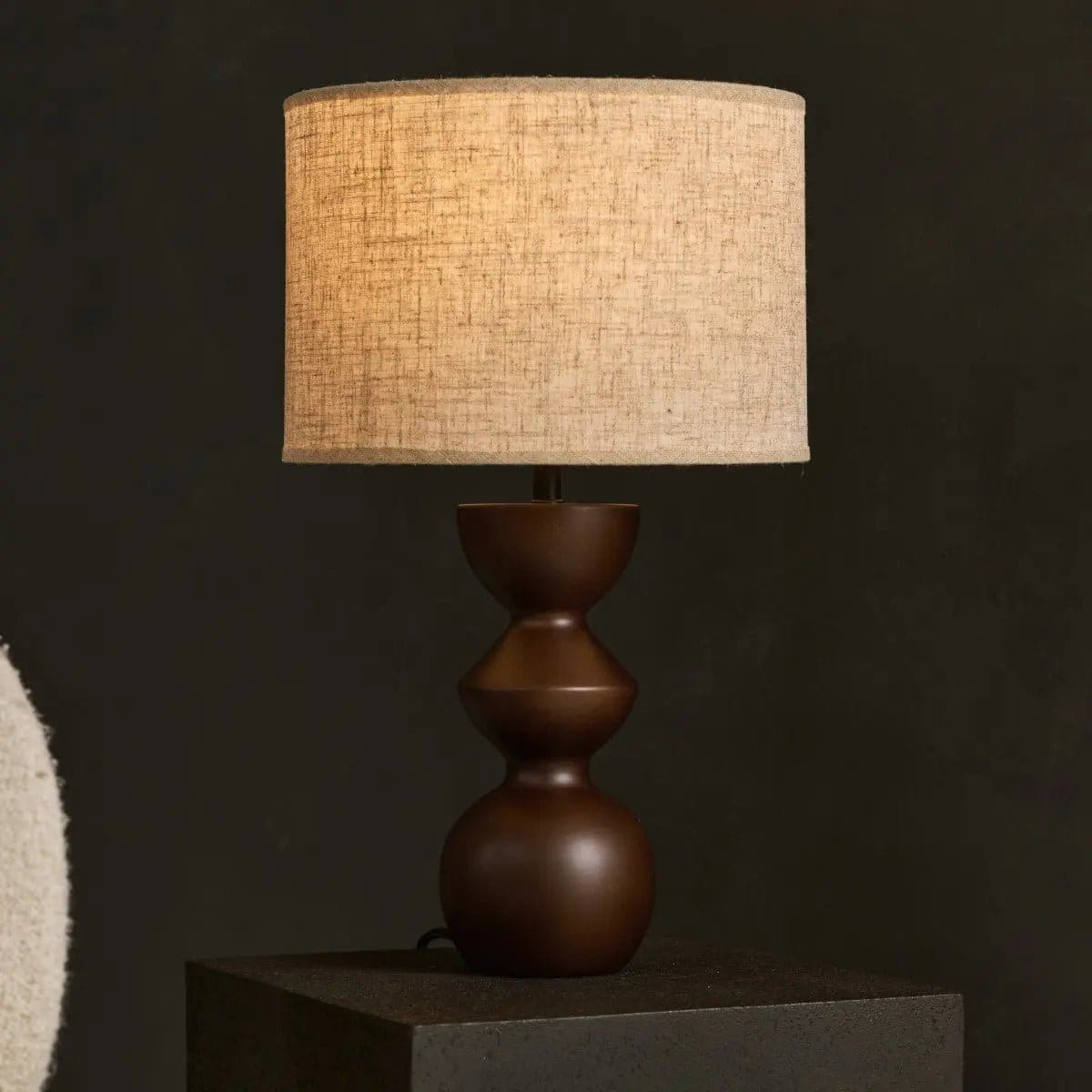 Lampe de table en bois brun foncé Kai – Abat-jour sable, création artisanale neuve
