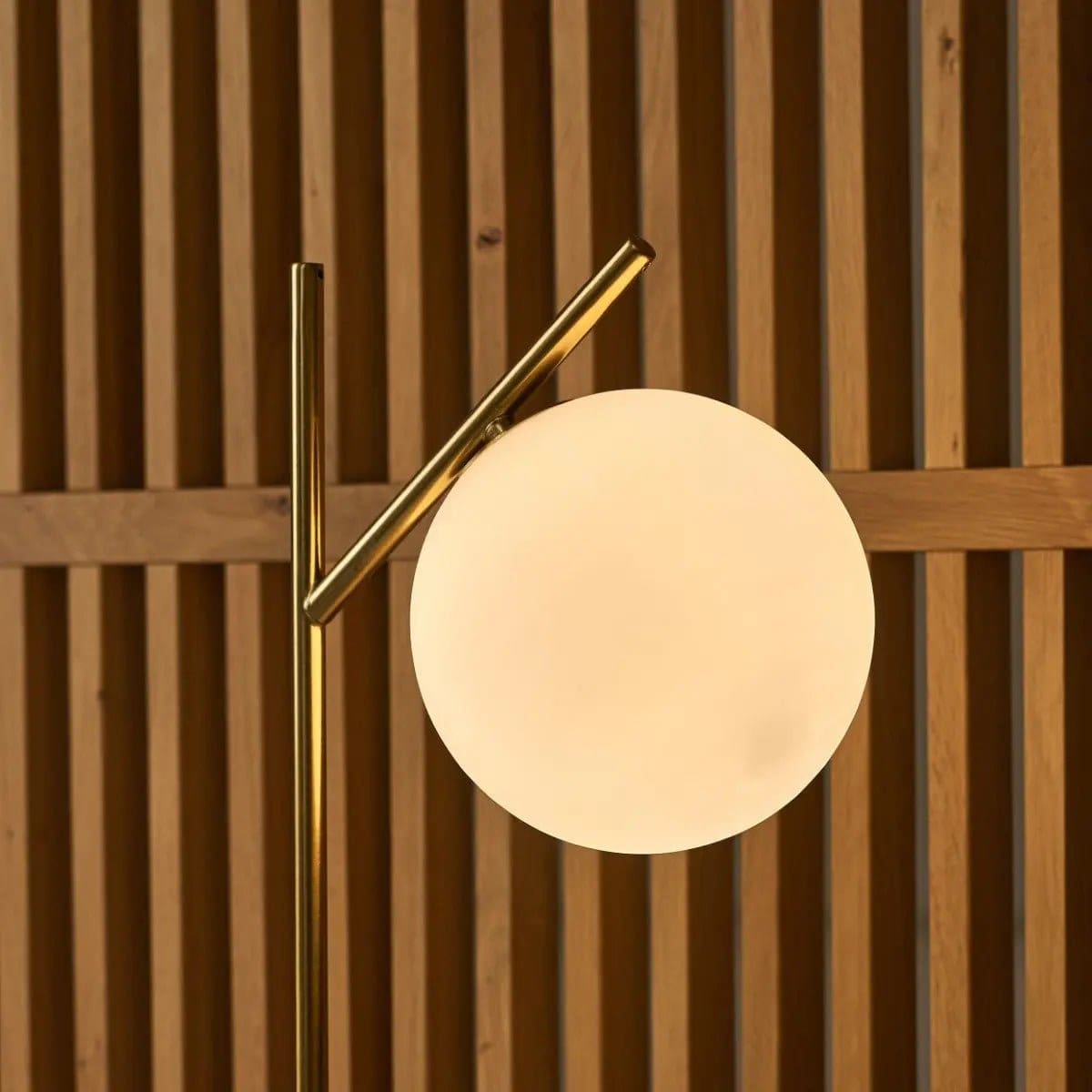 Pureté minérale – Lampe neuve Madison en marbre et métal avec globe en verre dépoli
