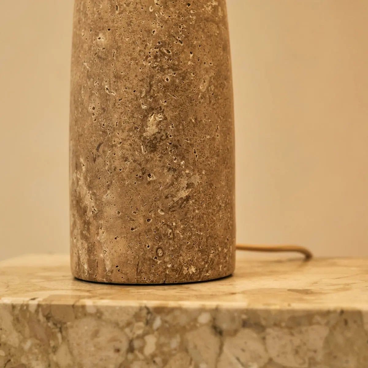 Isla – Lampe en travertin massif avec abat-jour en coton, élégance intemporelle (pièce neuve)