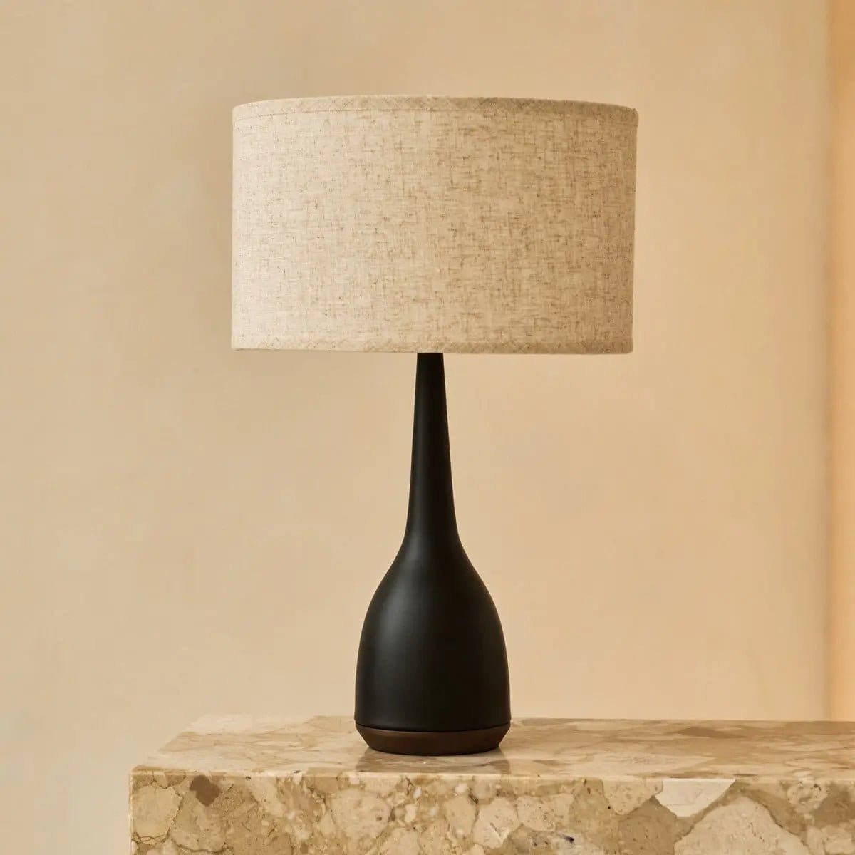 Lampe Jacob noire avec abat-jour beige – Éclairage élégant et chaleureux (pièce neuve)
