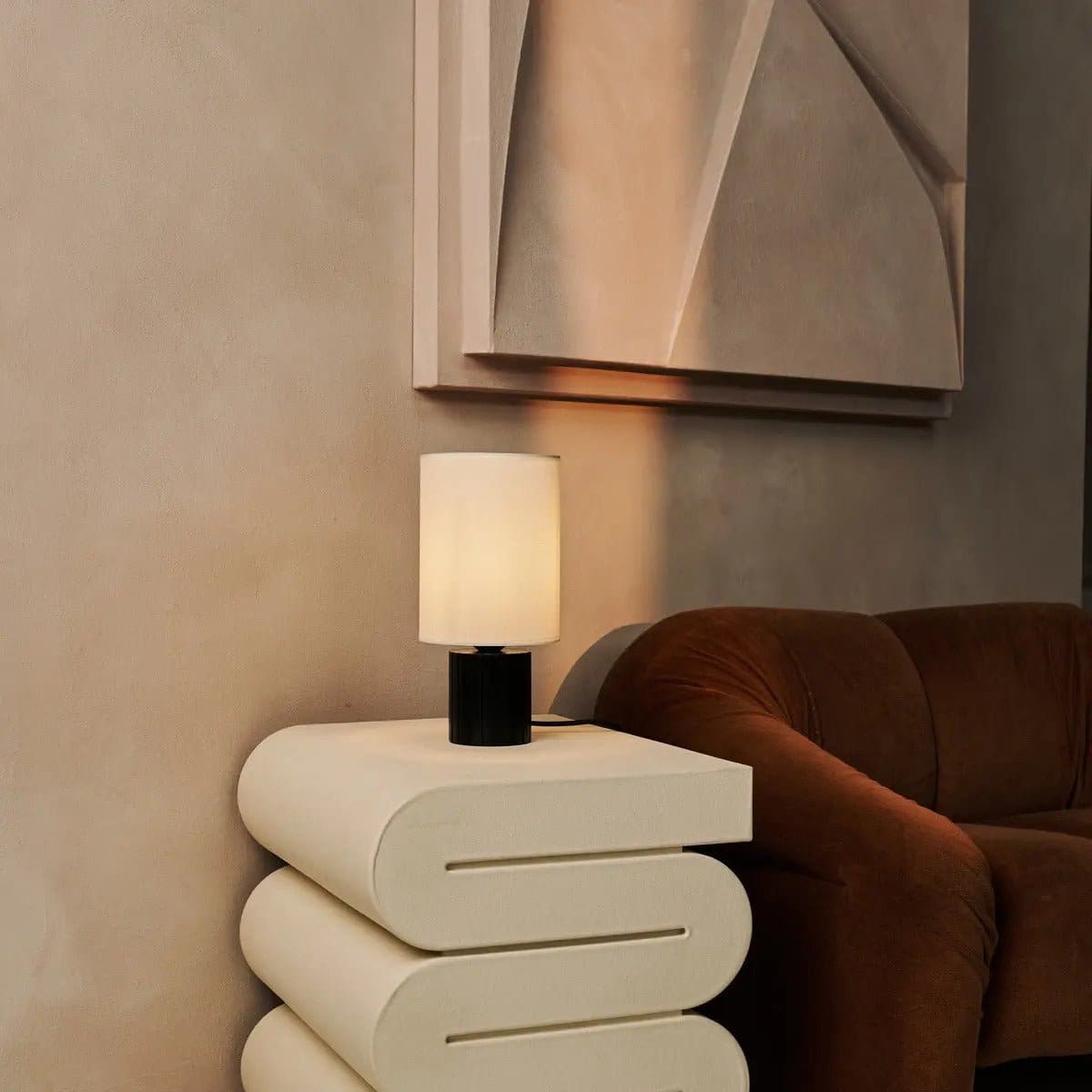 Kiko, création contemporaine – Lampe de table bois noir et lin beige neuve