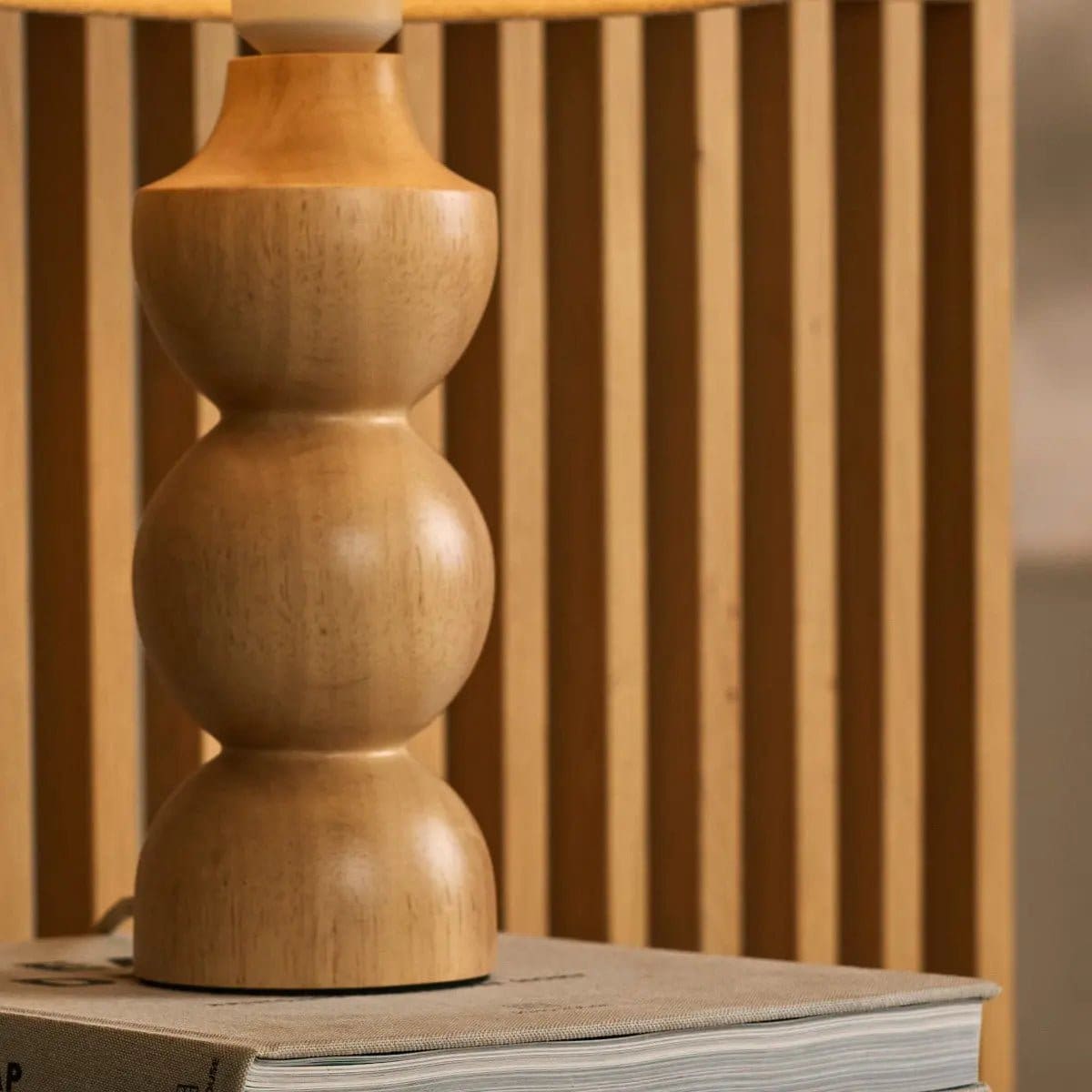 Jeux de Formes – Lampe Oliver en bois naturel et lin beige, charme intemporel