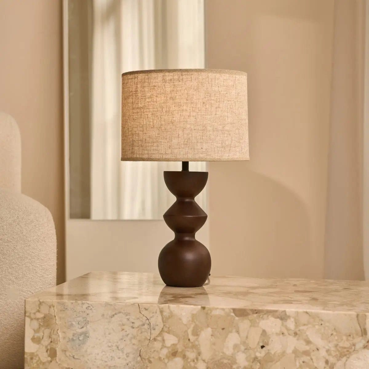 Lampe de table en bois brun foncé Kai – Abat-jour sable, création artisanale neuve