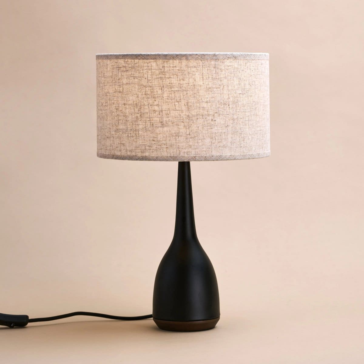 Lampe Jacob noire avec abat-jour beige – Éclairage élégant et chaleureux (pièce neuve)