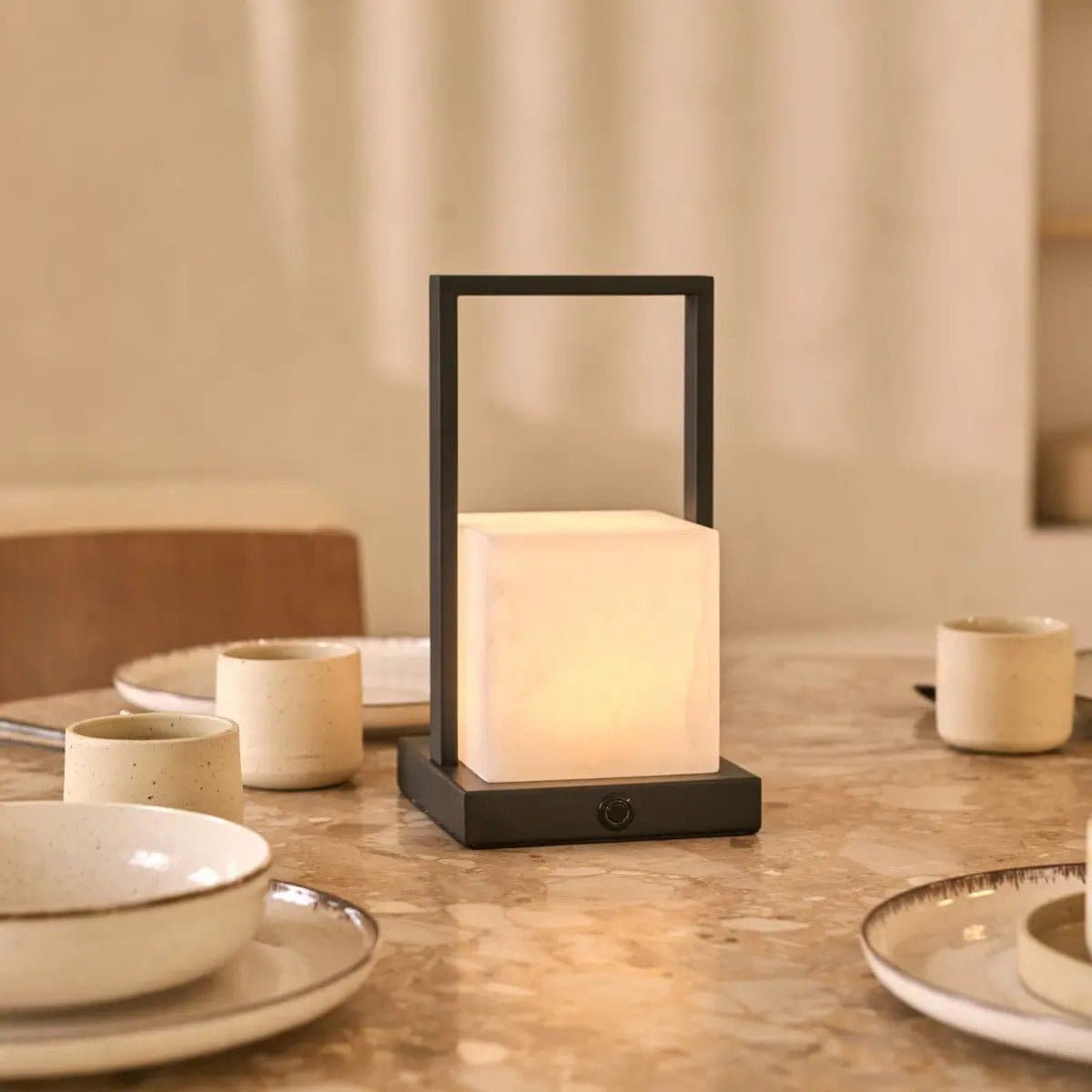 Nola Élégante – Lampe rechargeable en albâtre massif et métal noir (pièce neuve)
