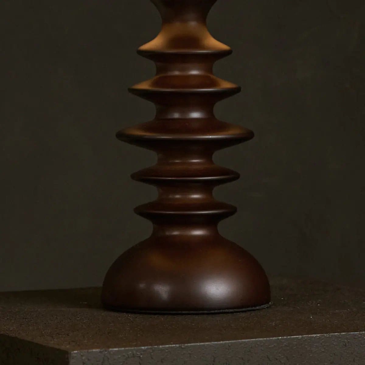 Ambiance bohème chic – Lampe artisanale Bodhi en bois marron et abat-jour lin (édition neuve)