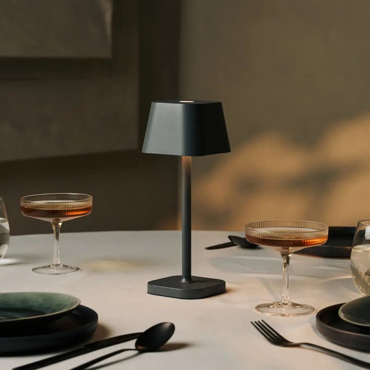 Sobriété et modernité – Lampe rechargeable en métal gris, création neuve Tavellio