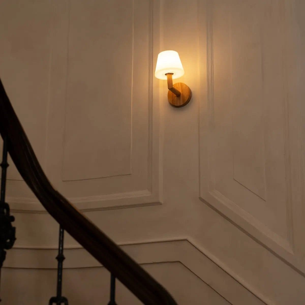 Lampe murale rechargeable TED en bois brun clair – Éclairage sans fil, dimmable et design artisanal (pièce neuve)