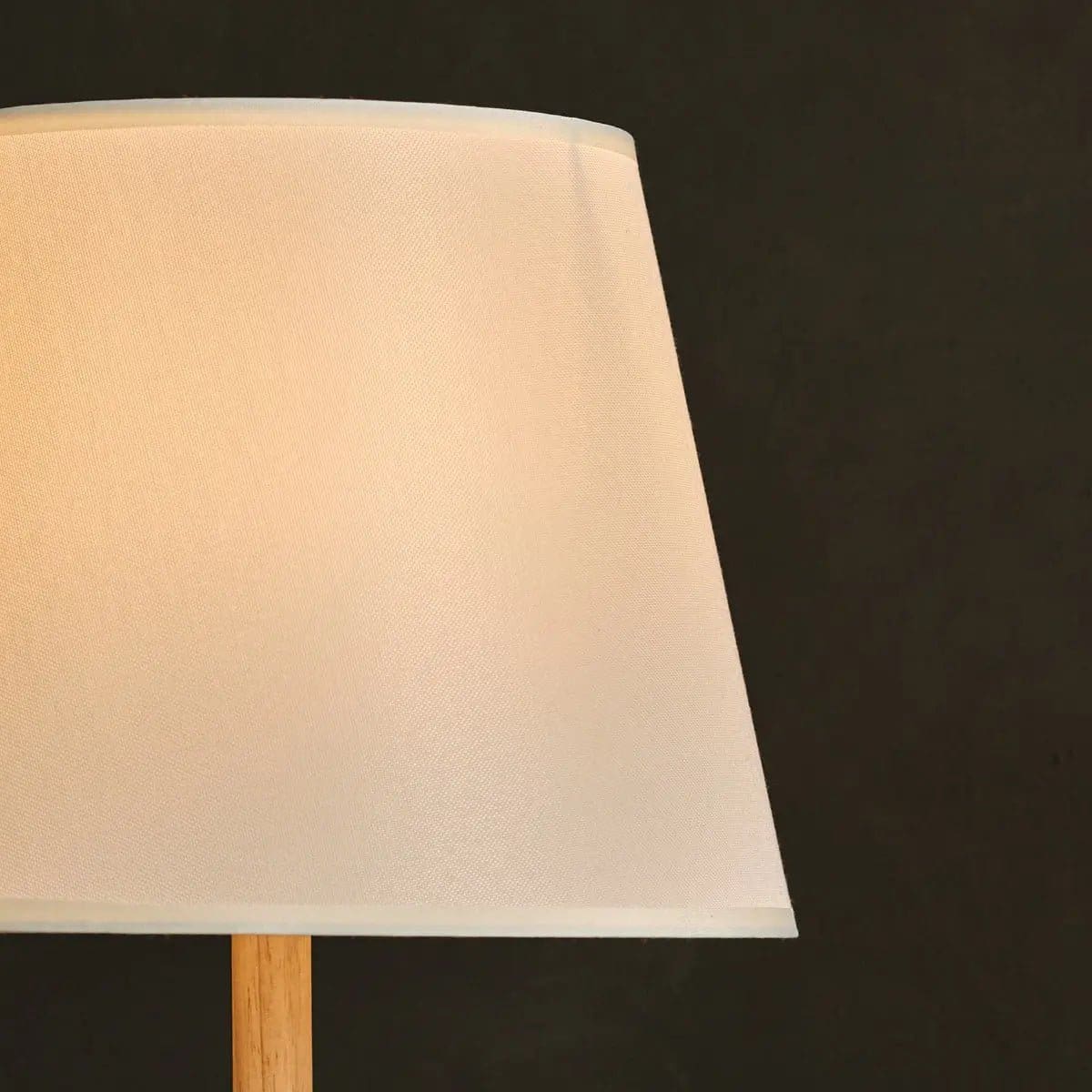 Lumière authentique – Lampe Emily avec base boisée et abat-jour crème (édition neuve)