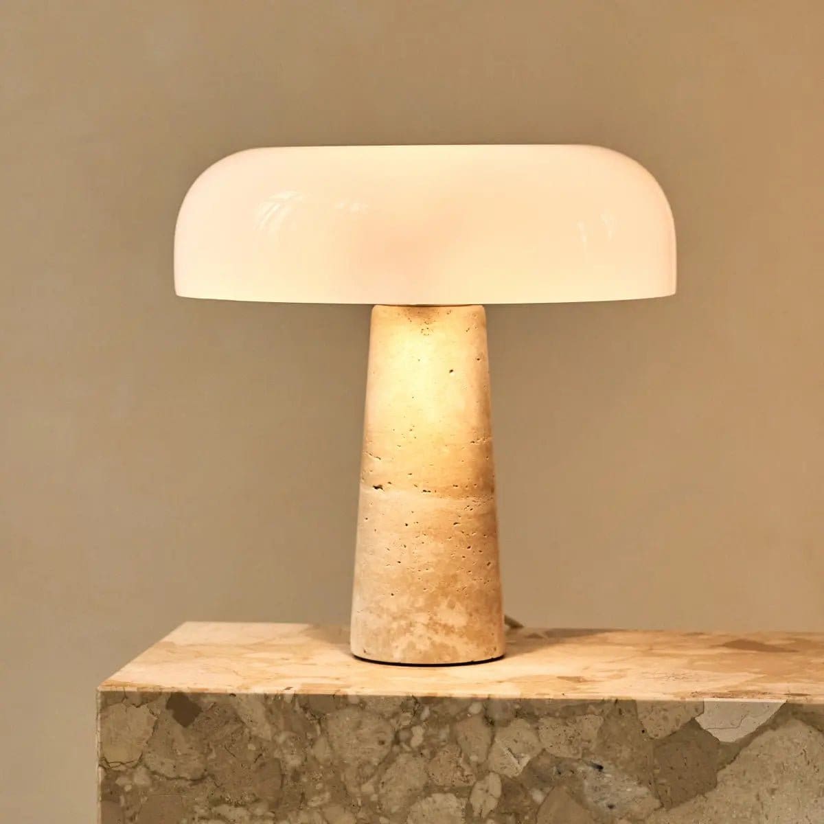 Lampe en travertin Emily – Design élégant fait à la main avec abat-jour en verre (pièce neuve)