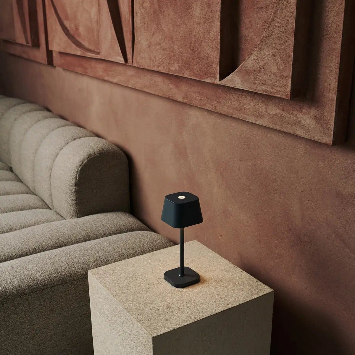 Sobriété et modernité – Lampe rechargeable en métal gris, création neuve Tavellio